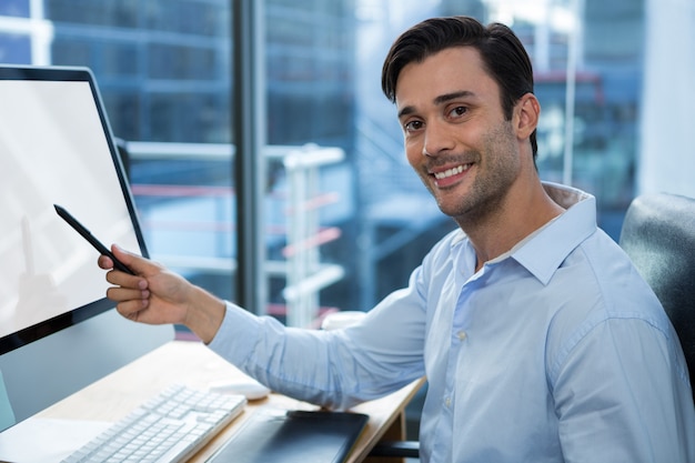 Diseñador gráfico masculino trabajando en escritorio