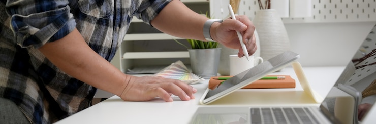 Foto diseñador gráfico masculino trabajando en tableta