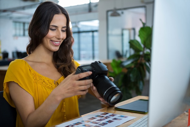 Diseñador gráfico mirando fotografías en una cámara digital