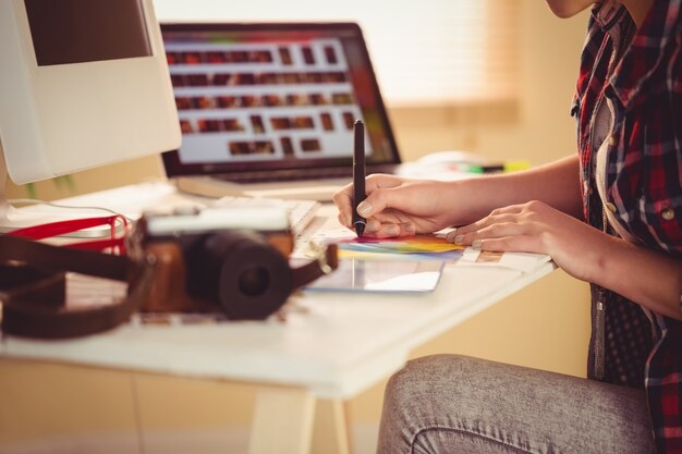 Foto diseñador gráfico que dibuja en carta de color