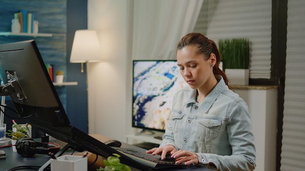 Diseñador gráfico que utiliza equipos de fotografía para trabajos de retoque en un estudio moderno. Mujer fotógrafa editando y retocando imágenes con software profesional y monitor de pantalla táctil