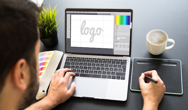 Diseñador gráfico trabajando en una computadora portátil