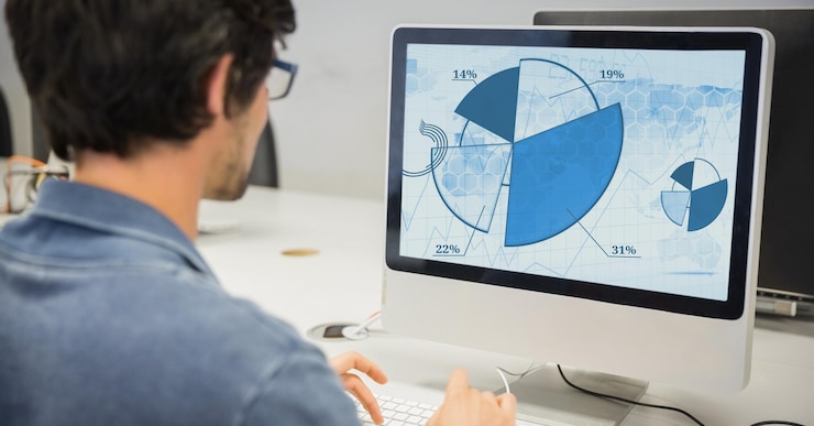 Foto diseñador gráfico trabajando en computadora