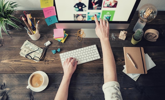 Foto diseñador gráfico trabajando en una oficina en casa