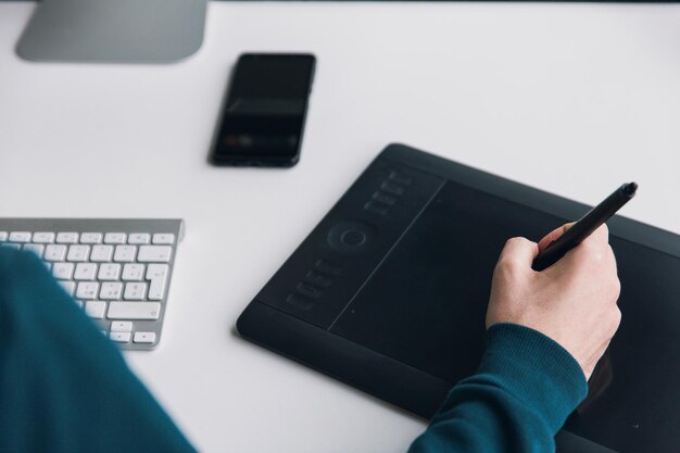 Diseñador gráfico trabajando con una tableta en un escritorio