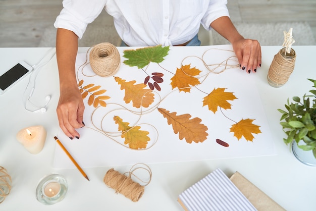 Diseñador haciendo decoraciones de otoño hechas a mano