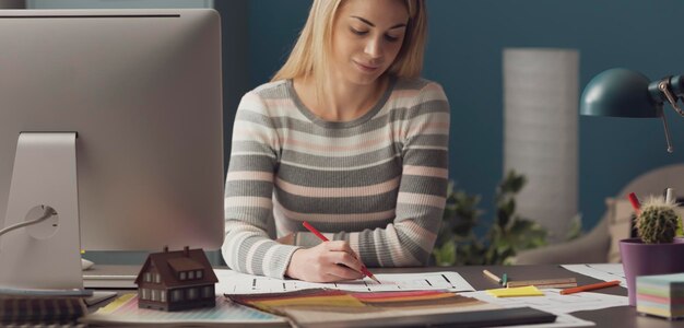 Diseñador de interiores creativo dibujando en un plan de casa