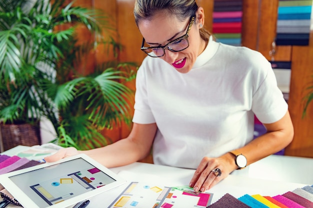 Diseñador de interiores en el estudio