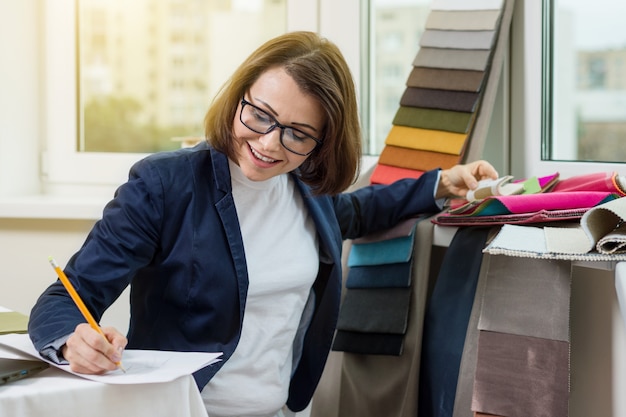 Diseñador de interiores, en el lugar de trabajo.