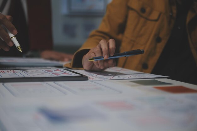 Diseñador de interiores profesional en el lugar de trabajo en un primer plano de la oficina