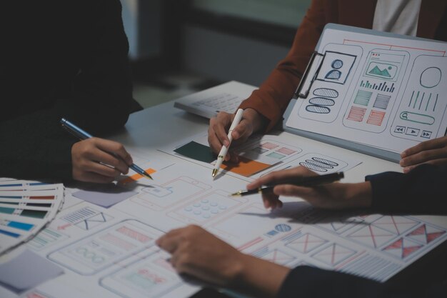 Diseñador de interiores profesional en el lugar de trabajo en un primer plano de la oficina