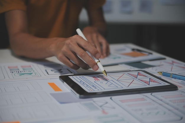 Diseñador de interiores profesional en el lugar de trabajo en un primer plano de la oficina