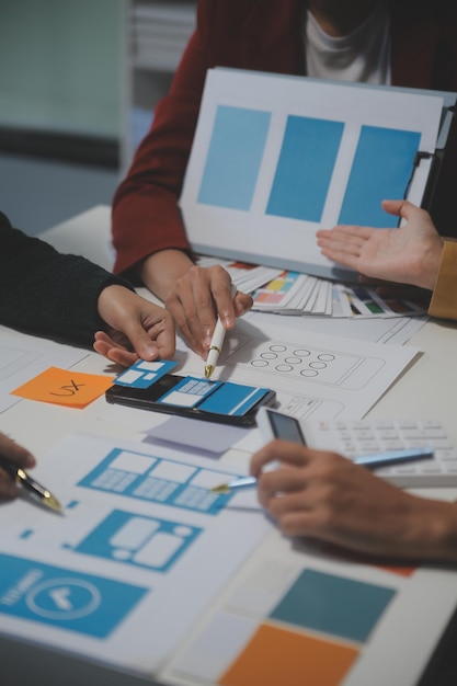 Diseñador de interiores profesional en el lugar de trabajo en un primer plano de la oficina