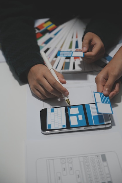 Diseñador de interiores profesional en el lugar de trabajo en un primer plano de la oficina