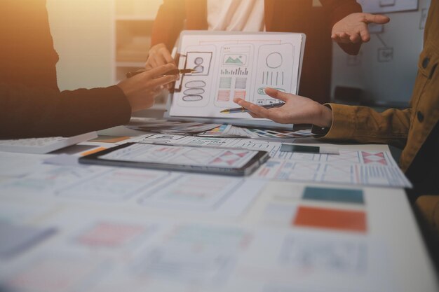 Diseñador de interiores profesional en el lugar de trabajo en un primer plano de la oficina