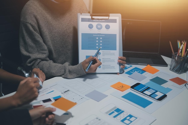 Diseñador de interiores profesional en el lugar de trabajo en un primer plano de la oficina