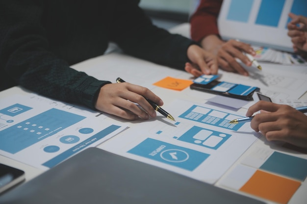 Diseñador de interiores profesional en el lugar de trabajo en un primer plano de la oficina