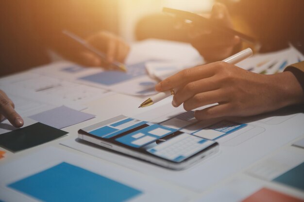 Diseñador de interiores profesional en el lugar de trabajo en un primer plano de la oficina