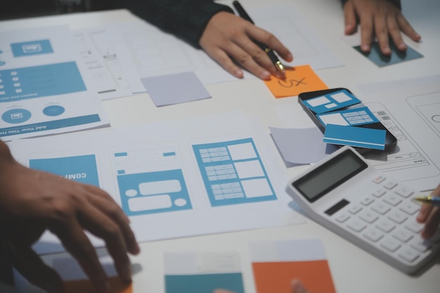 Diseñador de interiores profesional en el lugar de trabajo en un primer plano de la oficina