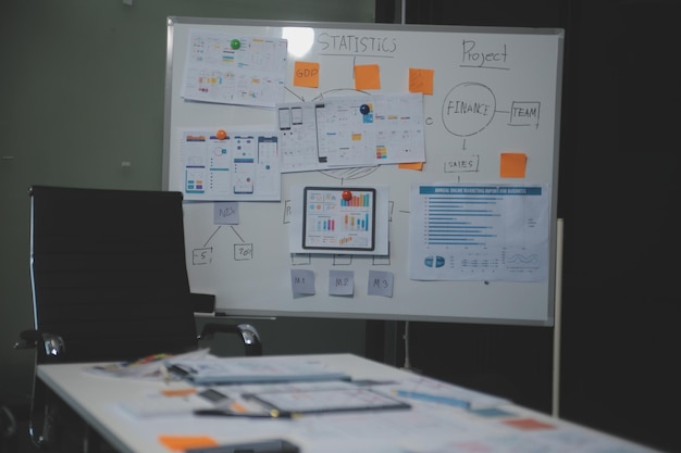 Diseñador de interiores profesional en el lugar de trabajo en un primer plano de la oficina