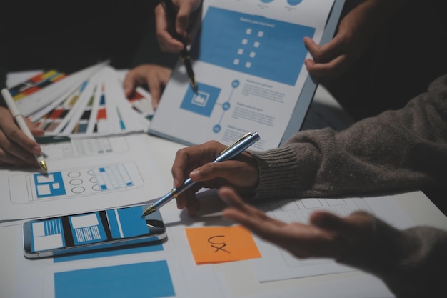 Diseñador de interiores profesional en el lugar de trabajo en un primer plano de la oficina