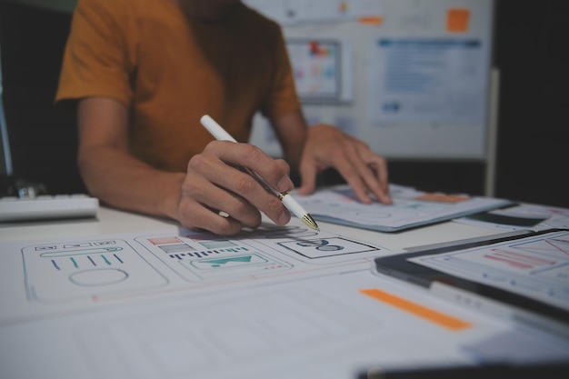 Diseñador de interiores profesional en el lugar de trabajo en un primer plano de la oficina