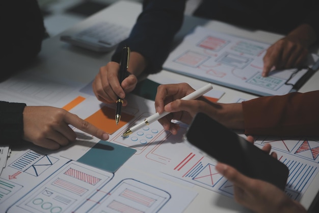Diseñador de interiores profesional en el lugar de trabajo en un primer plano de la oficina