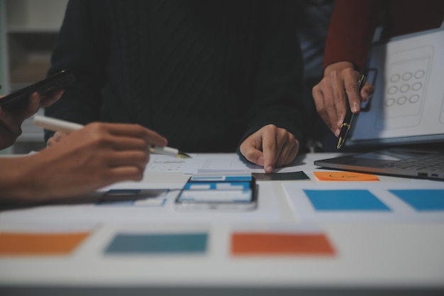 Diseñador de interiores profesional en el lugar de trabajo en un primer plano de la oficina