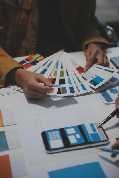 Diseñador de interiores profesional en el lugar de trabajo en un primer plano de la oficina