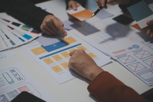Diseñador de interiores profesional en el lugar de trabajo en un primer plano de la oficina