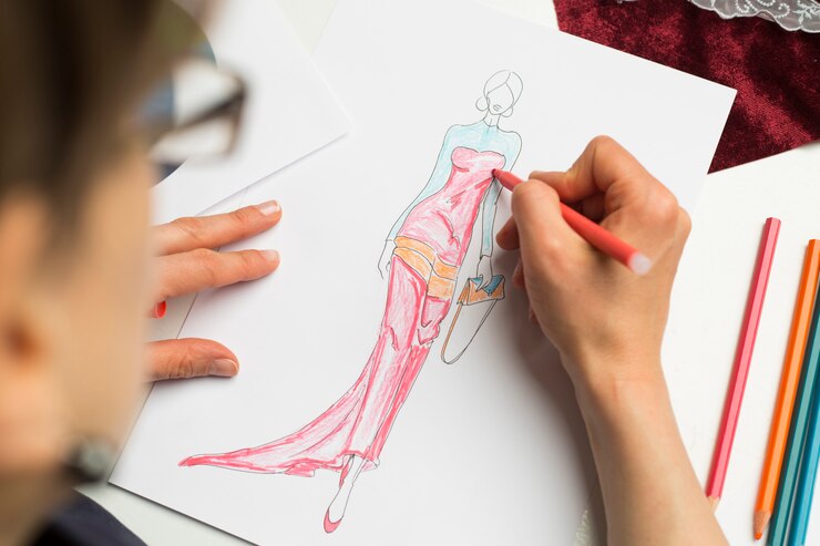 Foto el diseñador de moda dibuja un boceto de ropa de mujer.