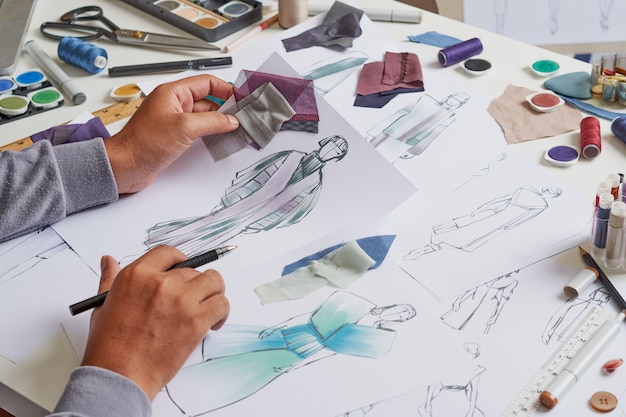 Diseñador de moda esbozando diseño de vestuario