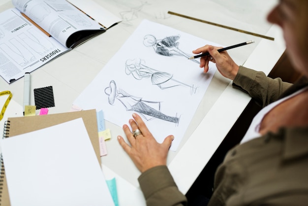 Diseñador de moda está trabajando en un proyecto.