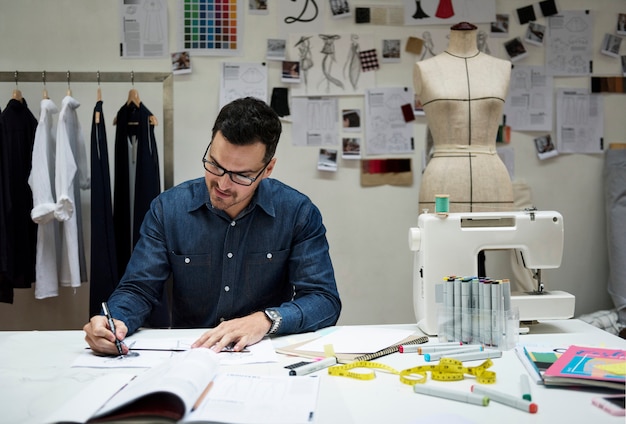 Diseñador de moda está trabajando en un proyecto.