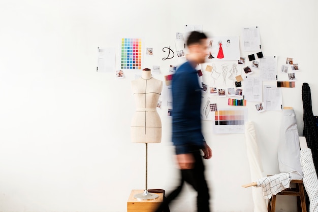 El diseñador de moda está trabajando en su proyecto