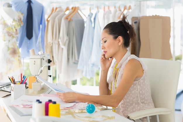 Diseñador de moda femenina trabajando en sus diseños