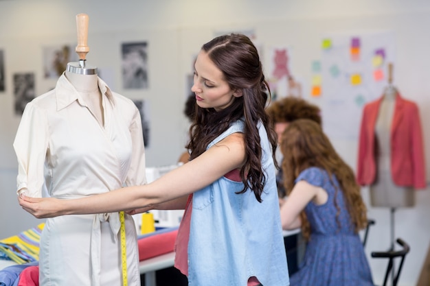 Diseñador de moda femenino confidente