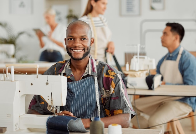 Diseñador de moda joven y creativo en un taller cosiendo ropa Retrato de un trabajador de fábrica feliz, sonriente y alegre en una máquina de coser en un estudio de fabricación y puesta en marcha textil