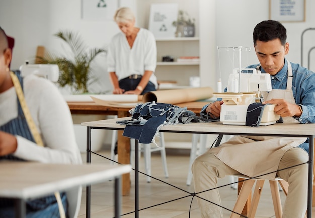 Foto diseñador de moda joven y estudiante creativo en un taller para coser ropa trabajador de fábrica sastre y aprendiz aprendiendo habilidades de máquina de coser en un estudio de fabricación y puesta en marcha textil