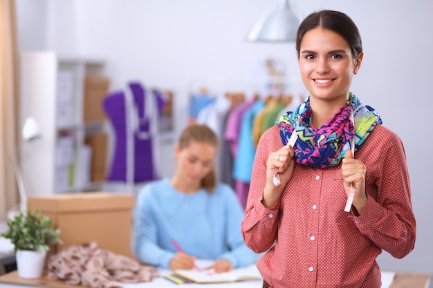 Diseñador de moda joven que trabaja en el estudio