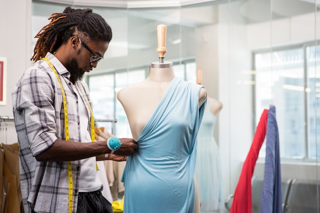 Diseñador de moda masculina y maniquí