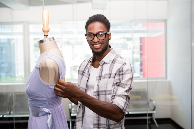 Diseñador de moda masculina y maniquí