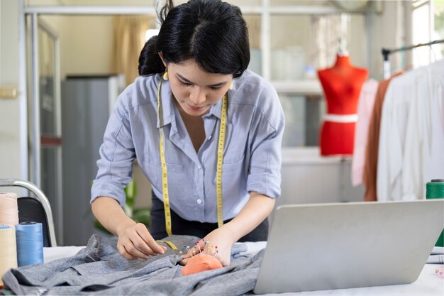 Amabilidad dividir Catedral Un diseñador de moda profesional que dibuja un nuevo modelo de calzado según la tradición italiana. concepto: moda, diseño, moda, estilo | Foto Premium Amabilidad dividir Catedral Un diseñador de moda profesional que dibuja un nuevo modelo de calzado según la tradición italiana. concepto: moda, diseño, moda, estilo | Foto Premium