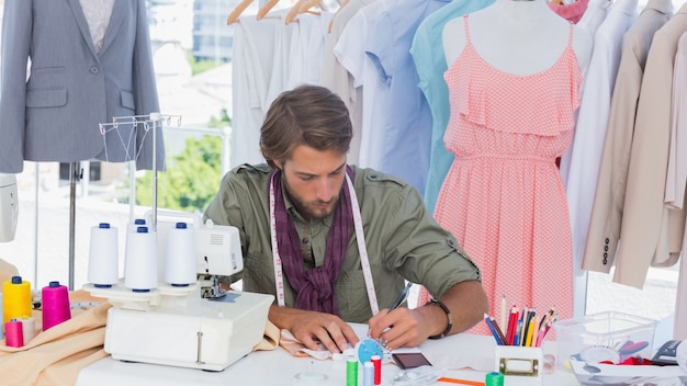 Diseñador de moda que dibuja en un escritorio