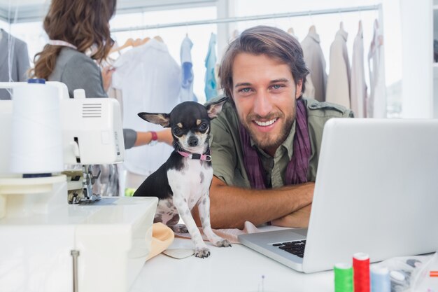 Diseñador de moda sonriente con su chihuahua