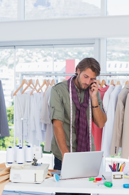 Diseñador de moda en el teléfono