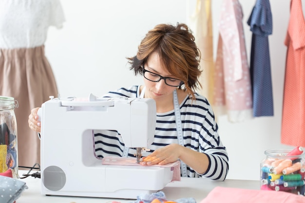 Diseñador de moda trabajando en un estudio