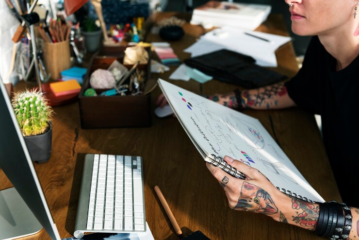 Foto diseñador de moda trabajando en un estudio.