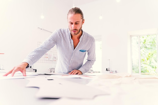 Diseñador de moda trabajando en una marca de ropa