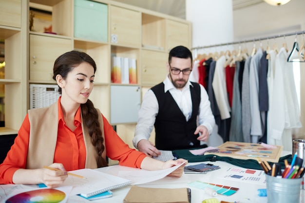 Diseñador de moda en el trabajo